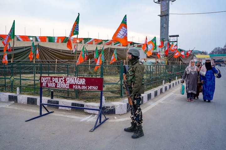 जम्मू कश्मीर के लिए इस साल का चुनाव सबसे अहम माना जा रहा है. इस बार PDP, नॅशनल कांफ्रेंस और जम्मू कश्मीर अपनी पार्टी और बीजेपी में कड़ी टक्कर देखी जा रही है.