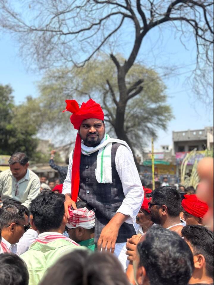 गुजरात की भरूच सीट खूब चर्चा में रही क्योंकि इंडिया गठबंधन की तरफ से इसपर कौन लड़ेगा, इसको लेकर असमंजस की स्थिति बनी रही औऱ आखिरकार आप के खाते में यह सीट गई. यहां से आप ने चैतर वसावा को उतारा जिनका मुकाबला बीजेपी के मनसुखभाई वसावा से है.