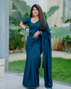 Sravanthi Chokkarapu: చీరలో స్రవంతి చొక్కారపు హోయలు - అందాల ఆరబోస్తూ.. కవ్విస్తున్న క్యూట్ యాంకర్‌