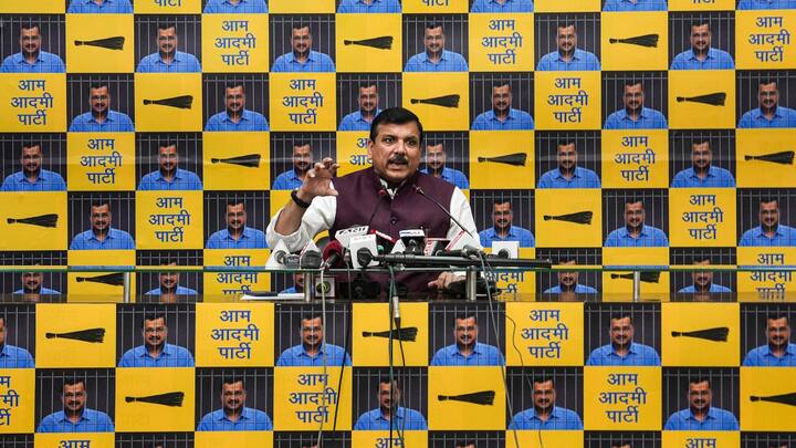 संजय सिंह ने कहा कि बीजेपी को भारत में 200, पाकिस्तान में 100, अफगानिस्तान में 70, बांग्लादेश में 70, श्रीलंका में 50, भूटान में 50, नेपाल में 50, थाईलैंड में 50, इंडोनेशिया में 30 और ईरान में 30 सीटें मिल रही हैं.