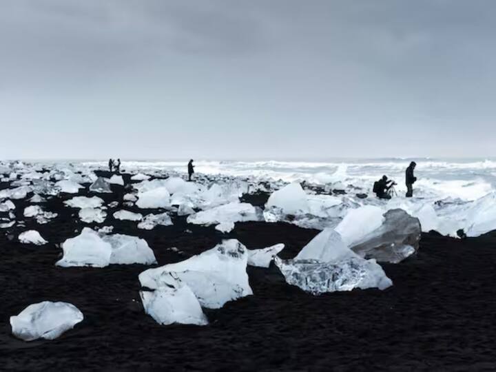 ਇਹ ਸਵਾਲ ਤੁਹਾਡੇ ਮਨ ਵਿੱਚ ਜ਼ਰੂਰ ਆਇਆ ਹੋਵੇਗਾ ਕਿ ਅਜਿਹਾ ਕਿਵੇਂ ਹੋ ਸਕਦਾ ਹੈ? ਤਾਂ ਅਸੀਂ ਤੁਹਾਨੂੰ ਦੱਸ ਦੇਈਏ ਕਿ ਡਾਇਮੰਡ ਬੀਚ ਕਾਲੀ ਰੇਤ ਦੀ ਇੱਕ ਪੱਟੀ ਹੈ, ਜੋ ਕਿ ਬ੍ਰੀਡਮਾਰਕਰਸੰਦੁਰ ਗਲੇਸ਼ੀਅਰ ਮੈਦਾਨ ਨਾਲ ਸਬੰਧਤ ਹੈ।