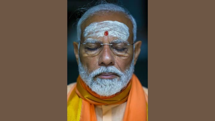 पीएम मोदी की तीसरे दिन की साधना की तस्वीरें भी सामने आई हैं, जिसमें उनके माथे पर लगे त्रिपुंड को देखा जा सकता है. इस तस्वीर में पीएम मोदी की भक्ति को साफ तौर पर देखा जा सकता है.