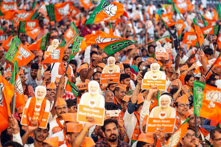 लोकसभा चुनाव 2024 के सातों चरणों के लिए वोटिंग खत्म हो गई है. सभी 543 सीटों पर चुनाव के नतीजे 4 जून को सामने आ जाएंगे. लोग बेसब्री से इंतजार कर रहे हैं कि इस बार देश में किसकी सरकार बनेगी. क्या मोदी सरकार तीसरी बार सत्ता में आएगी या फिर कोई बड़ा उलटफेर होगा? इस बार विपक्षी गठबंधन 'इंडिया' भी जीत का दावा कर रही है.