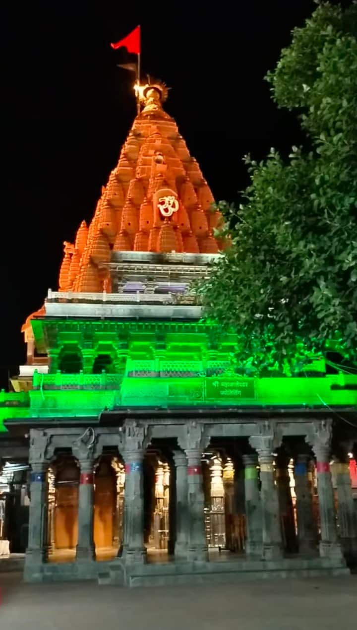 महाकालेश्वर मंदिर में सुप्रसिद्ध भस्म आरती की बुकिंग व्यवस्था को और अधिक पारदर्शी, सुगम और सुचारू बनाने के लिए उज्जैन कलेक्टर नीरज कुमार सिंह के निर्देशन में नई व्यवस्था 1 जून से लागू कर दी गई है.