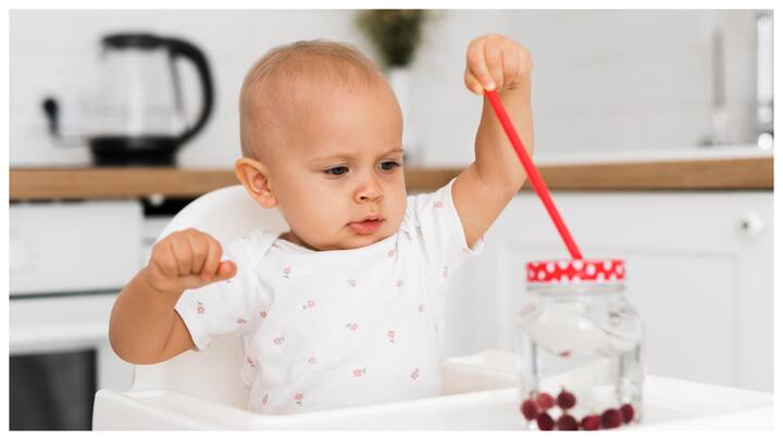 चीनी : बच्चों को ज्यादा चीनी वाली चीजें न दें. इससे उनके दांत खराब हो सकते हैं और मोटापा बढ़ने का खतरा भी रहता है. प्राकृतिक रूप से मीठे फलों को उनकी डाइट में शामिल करना बेहतर होता है.