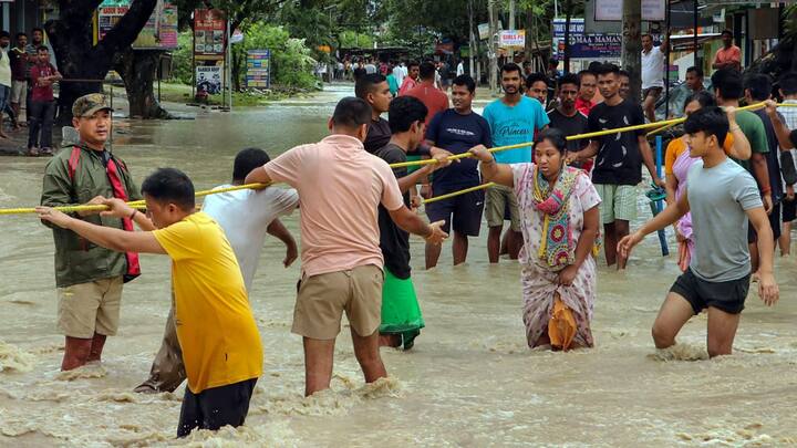 এনডিআরএফ, এসডিআরএফ, পুলিশ, দমকল  ও জরুরি পরিষেবা দফতর ও স্থানীয় প্রশাসন বন্যাদুর্গত এলাকায় উদ্ধার কাজ চালাছে। শুক্রবারই তারা ৬১৫ জন মানুষকে বন্যাদুর্গত এলাকা থেকে উদ্ধার করেছে। (ছবি সৌজন্য- পিটিআই)