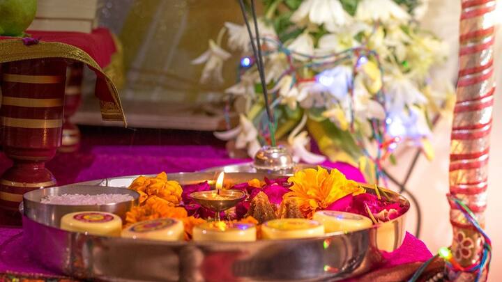 তাঁর তিরোধান দিবসে ঘরে ঘরে লোকনাথ ভক্তরা পুজো করেন।   ১৯ জ্যৈষ্ঠ আশ্রমে লোকনাথ ব্রহ্মচারীর তিরোধান উৎসব ও মেলার আয়োজন হয়।