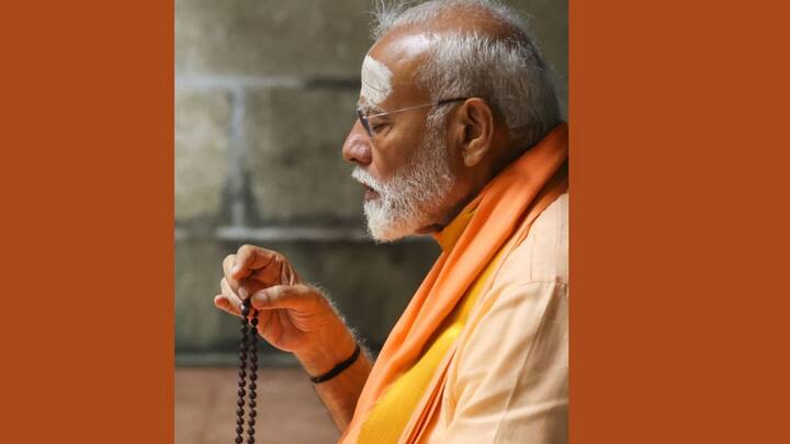 पीएम मोदी ने हाथों में मालों लेकर एक तपस्वी की भांति जप किया. उन्हें हल्की आवाज में मंत्रोच्चार करते हुए भी देखा गया. पीएम मोदी विवेकानंद रॉक मेमोरियल 30 मई को आए थे.