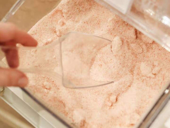 ਇਸ ਦੇ ਨਾਲ ਹੀ ਜੇਕਰ ਕਿਸੇ ਡਿਸ਼ ਵਿੱਚ ਨਮਕ ਨਾ ਹੋਵੇ ਤਾਂ ਉਸ ਦਾ ਸਵਾਦ ਚੰਗਾ ਨਹੀਂ ਲੱਗਦਾ, ਨਮਕ ਸਾਡੇ ਲਈ ਬਹੁਤ ਜ਼ਰੂਰੀ ਹੈ। ਜਿਸ ਨੂੰ ਜੇਕਰ ਲੋੜੀਂਦੀ ਮਾਤਰਾ 'ਚ ਲਿਆ ਜਾਵੇ ਤਾਂ ਸਿਹਤ ਲਈ ਵੀ ਫਾਇਦੇਮੰਦ ਸਾਬਤ ਹੁੰਦਾ ਹੈ।