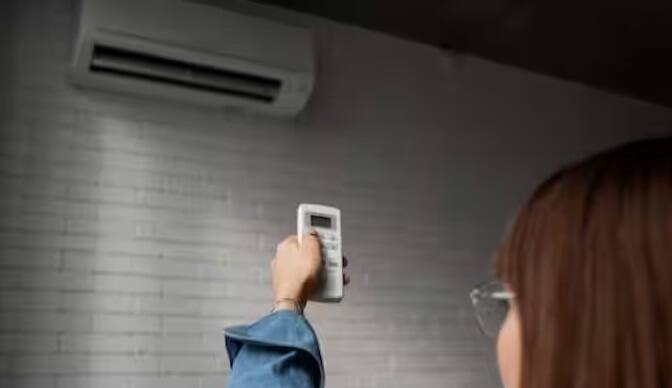 આવી સ્થિતિમાં લોકો મોટાભાગે ઘરમાં જ રહેવાનું પસંદ કરી રહ્યા છે. પરંતુ ગરમીએ ઘરોમાં પણ હાહાકાર મચાવ્યો છે. એટલા માટે ઘણા લોકો ગરમીથી બચવા માટે એસી લગાવી રહ્યા છે.