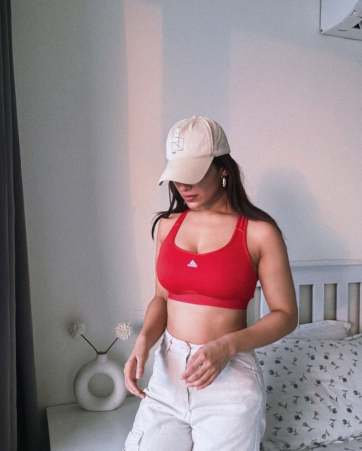 హీరయిన్ రుహానీ శర్మ తన లేటెస్ట్ ఫోటోలను ఇన్​స్టాలో షేర్ చేసింది. వాటికి 🌝 స్మైల్ ఎమోజీని క్యాప్షన్​గా ఇచ్చింది.(images Source : Instagram/Ruhani Sharma)