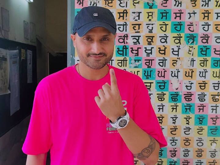 మాజీ క్రికెటర్‌, ఆప్‌ రాజ్యసభ ఎంపీ హర్భజన్‌ సింగ్‌ పంజాబ్‌లోని జలంధర్‌లో ఓటు వేశారు. ప్రతి ఒక్కరూ ఓటు వేయాలని ఈ సందర్భంగా పిలుపునిచ్చారు. ప్రజల కోసం శ్రమించే ప్రభుత్వాన్ని మాత్రమే ఎంచుకోవాలని ఓటర్లకు సూచించారు.