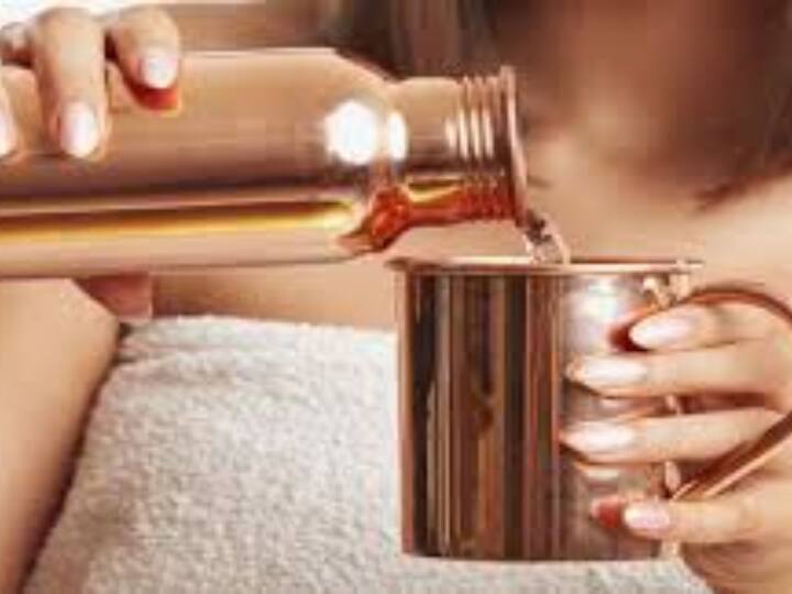 ਤਾਂਬੇ ਦੀ ਬੋਤਲ 'ਚ ਪਾਣੀ ਪੀਣ ਨਾਲ ਦਿਲ ਸੰਬੰਧੀ ਬੀਮਾਰੀਆਂ ਦੂਰ ਰਹਿੰਦੀਆਂ ਹਨ ਅਤੇ ਸਟ੍ਰੋਕ ਦਾ ਖਤਰਾ ਵੀ ਘੱਟ ਹੁੰਦਾ ਹੈ।