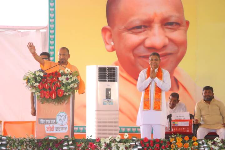 कौन हैं ओम कुमार : नोएडा सेक्टर-51 के रहने वाले ओम कुमार नगीना लोकसभा सीट से बीजेपी के टिकट पर लड़े हैं, वह नहटौर सीट से 3 बार के विधायक हैं. ओम की राजनीतिक पारी की शुरुआत वर्ष 2012 में हुई थी. पहली बार बसपा के टिकट पर नहटौर विधानसभा सीट से विधायक बने.