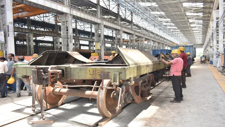 Kota Railway Workshop record 662 goods train coaches repaired in May Rajasthan Train News ANN मई में कोटा रेलवे वर्कशॉप में हुई रिकॉर्ड 662 मालगाड़ी के डिब्बों की मरम्मत, पुराने रिकॉर्ड में किया सुधार