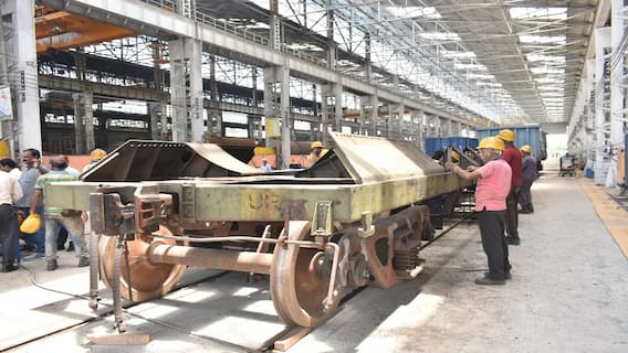 मई में कोटा रेलवे वर्कशॉप में हुई रिकॉर्ड 662 मालगाड़ी के डिब्बों की मरम्मत, पुराने रिकॉर्ड में किया सुधार मई में कोटा रेलवे वर्कशॉप में हुई रिकॉर्ड 662 मालगाड़ी के डिब्बों की मरम्मत, पुराने रिकॉर्ड में किया सुधार