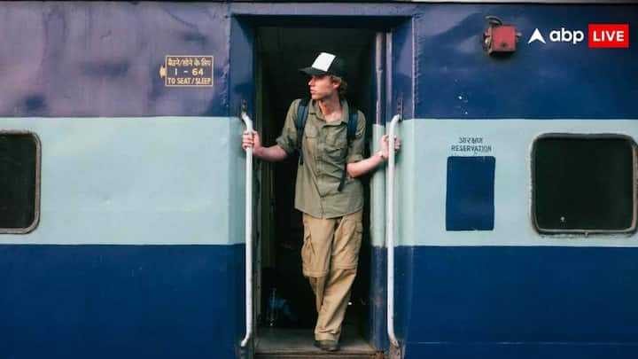 Train Rules: भारतीय रेलवे में सफर के दौरान कई बार लोग ट्रेन के गेट पर खड़े होकर सफर करते हुए दिखाई दे जाते हैं. लेकिन ऐसा करने पर हो सकता है चालान और जाना पड़ सकता है जेल.