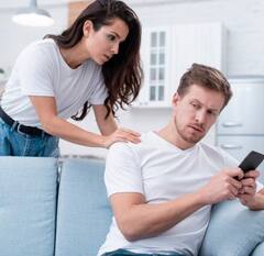 Relationship Tips: ਸਮਾਰਟਫੋਨ ਵਿਆਹੁਤਾ ਜ਼ਿੰਦਗੀ ਨੂੰ ਕਰ ਰਹੇ ਬਰਬਾਦ, ਇਨ੍ਹਾਂ ਗਲਤੀਆਂ ਨੂੰ ਪਹਿਚਾਣ ਕੇ ਰਿਸ਼ਤੇ ਨੂੰ ਬਣਾਉ ਮਜ਼ਬੂਤ