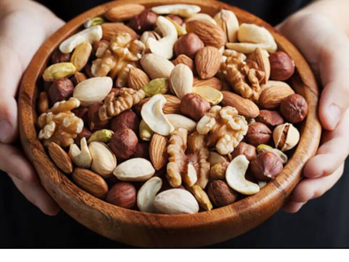 ਨਟੱਸ ਅਤੇ ਸਖ਼ਤ ਭੋਜਨ: ਇੱਕ ਸਾਲ ਤੋਂ ਛੋਟੇ ਬੱਚਿਆਂ ਨੂੰ ਗਿਰੀਦਾਰ ਅਤੇ ਸਖ਼ਤ ਭੋਜਨ (ਜਿਵੇਂ ਕਿ ਗਾਜਰ ਦੇ ਵੱਡੇ ਟੁਕੜੇ) ਦੇਣ ਤੋਂ ਪਰਹੇਜ਼ ਕਰੋ। ਉਨ੍ਹਾਂ ਲਈ ਇਨ੍ਹਾਂ ਨੂੰ ਚਬਾਉਣਾ ਅਤੇ ਨਿਗਲਣਾ ਮੁਸ਼ਕਲ ਹੈ ਅਤੇ ਇਸ ਕਾਰਨ ਇਹ ਭੋਜਨ ਗਲੇ ਵਿੱਚ ਫਸਣ ਦਾ ਖਤਰਾ ਰਹਿੰਦਾ ਹੈ।