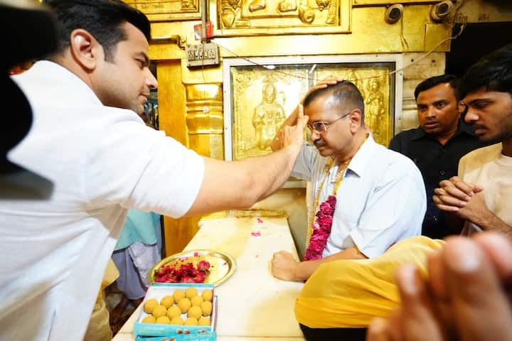 दिल्ली के सीएम आशीर्वाद लेने लिए कनॉट प्लेस स्थित हनुमान मंदिर भी पहुंचे.