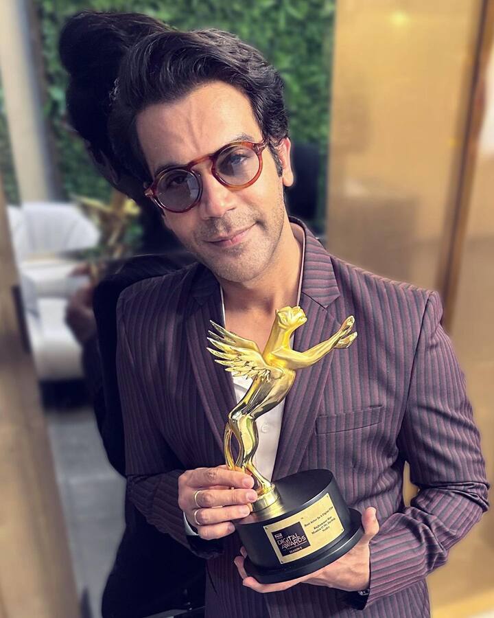 राजकुमार राव ने कहा 'मैंने ज़ी टीवी शो के बारे में एक अखबार की कटिंग देखी. मैंने कभी भी टीवी और फिल्मों के बीच अंतर को नहीं देखा, मुझे बस इतना पता था कि मैं एक्टिंग करना चाहता हूं. मैं उस शख्स के ऑफिस में पहुंचा, वहां ऑफिस में सेटअप भी था और उसके शख्श के पास कई पॉपुलर एक्टर्स के साथ तस्वीरें भी थीं. मुझे लगा कि वह सभी स्टार्स को जानता होगा.'