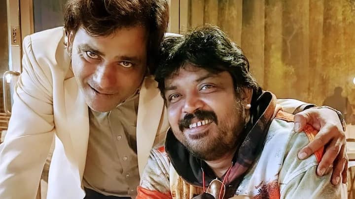 'প্রহ্লাদ জী'র আসল নাম ফয়জল মালিক। পঞ্চায়েতের আগে অনুরাগ কাশ্যপের পরিচালিত 'গ্যাংস অফ ওয়াসিপুর' ছবিতে ইনস্পেক্টর গোপাল সিংয়ের ভূমিকায় অভিনয় করতে দেখা গিয়েছিল তাঁকে।  ছবি- ফয়জল মালিকের ইনস্টাগ্রাম থেকে