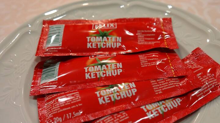 তবে স্ন্যাক্সের সঙ্গে খাওয়া ছাড়াও,আরও একাধিক কাজে ব্যবহার করতে পারেন টমেটো কেচআপ। ক্ষত সারানো থেকে থালাবাসন ঝকঝকে করে তোলা, কেচআপ অন্য আর কী কী কাজে লাগতে পারে, জানলে অবাক হবেন। ছবি: পিক্সাবে।