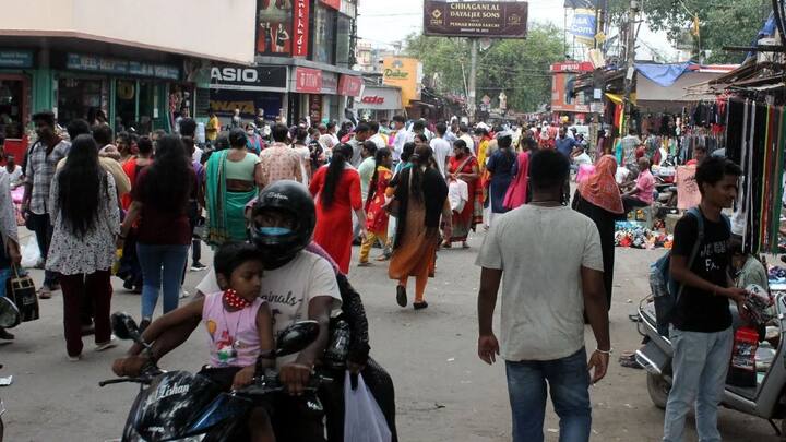 दिल्ली में इतनी जनसंख्या होने के चलते बहुत से वाहन भी है. सड़कों पर इन वाहनों के चलते अक्सर लंबा जाम भी लग जाता है.