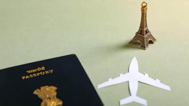 पासपोर्ट बनवाने के लिए भारत में सभी को एक सामान्य प्रक्रिया के तहत गुजरना होता है. जिसमें आपको आवेदन देने के बाद पासपोर्ट ऑफिस जाना होता है. डॉक्यूमेंट चेकिंग प्रक्रिया के बाद पुलिस वेरीफिकेशन होती है.