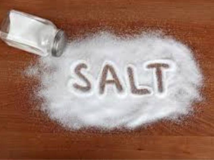 ਨਮਕ: ਬੱਚਿਆਂ ਦੇ ਖਾਣੇ ਵਿੱਚ ਨਮਕ ਪਾਉਣ ਤੋਂ ਪਰਹੇਜ਼ ਕਰੋ। ਇੱਕ ਸਾਲ ਤੱਕ ਦੇ ਬੱਚਿਆਂ ਦੇ ਗੁਰਦੇ (ਕਿਡਨੀ) ਲੂਣ ਨੂੰ ਸਹੀ ਢੰਗ ਨਾਲ ਪ੍ਰੋਸੈਸ ਕਰਨ ਦੇ ਯੋਗ ਨਹੀਂ ਹੁੰਦੇ। ਇਸ ਨਾਲ ਉਨ੍ਹਾਂ ਦੀ ਸਿਹਤ 'ਤੇ ਬੁਰਾ ਪ੍ਰਭਾਵ ਪੈ ਸਕਦਾ ਹੈ।