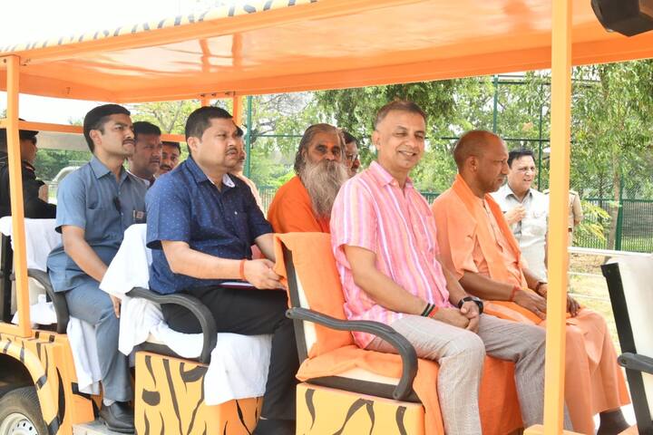 दो महीने तक लोकसभा चुनाव प्रचार में व्यस्त रहे मुख्यमंत्री योगी आदित्यनाथ फुर्सत के क्षणों में रविवार दोपहर गोरखपुर चिड़ियाघर पहुंचे. यह चिड़िघायर उनके ड्रीम प्रोजेक्ट में शुमार रहा है और इससे उन्हें बहुत लगाव है. जब भी उन्हें मौका मिलता है, वह यहां आकर वन्यजीवों का दीदार करते हैं. रविवार को चिड़ियाघर पहुंचने पर उन्होंने सबसे पहले पूरे चिड़ियाघर का भ्रमण करते हुए निरीक्षण किया. इस दौरान उनकी नजर गैंडों की जोड़ी हरि और गौरी पर पड़ी तो वह मुस्कुरा उठे.