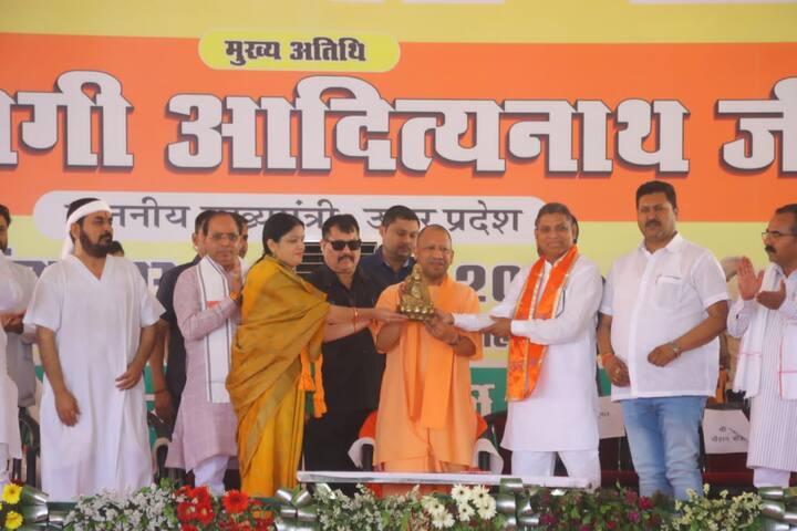 2017 के चुनाव से पहले उन्होंने बसपा का साथ छोड़ दिया और भाजपा में शामिल हो गए. भाजपा ने टिकट दिया और विधायक बन गए. उन्होंने वर्ष 2022 के चुनाव में भी भाजपा के टिकट पर जीत दर्ज कर अपनी हैट्रिक बनाई. राजनीति में आने से पहले ओम कुमार ने कई वर्षों तक सेना में भी काम किया था.अब उनकी टक्कर चंद्रशेखर आजाद से है.