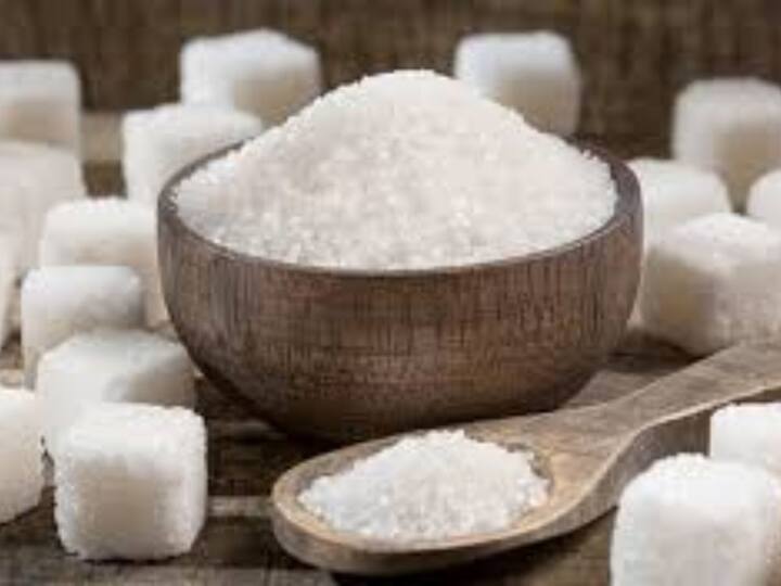 ਸ਼ੂਗਰ: ਬੱਚਿਆਂ ਨੂੰ ਬਹੁਤ ਜ਼ਿਆਦਾ ਖੰਡ ਵਾਲੀ ਚੀਜ਼ ਨਾ ਦਿਓ। ਇਸ ਕਾਰਨ ਉਨ੍ਹਾਂ ਦੇ ਦੰਦ ਖਰਾਬ ਹੋ ਸਕਦੇ ਹਨ ਅਤੇ ਮੋਟਾਪਾ ਵਧਣ ਦਾ ਵੀ ਖਤਰਾ ਹੈ। ਕੁਦਰਤੀ ਤੌਰ 'ਤੇ ਮਿੱਠੇ ਫਲਾਂ ਨੂੰ ਆਪਣੀ ਖੁਰਾਕ ਵਿਚ ਸ਼ਾਮਲ ਕਰਨਾ ਬਿਹਤਰ ਹੈ।