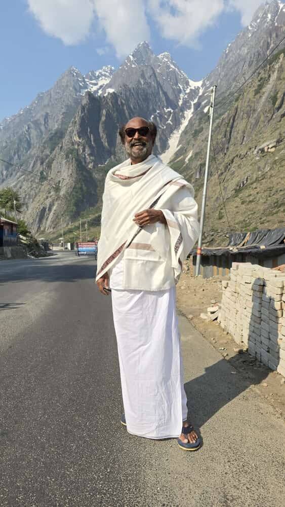 Uttarakhand Police took to their official handle on X and wrote, “Welcome and felicitation of renowned Indian film actor Rajinikanth ji on his arrival to Devbhoomi for Shri Badrinath darshan.