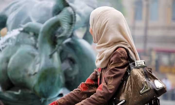 रिपोर्ट के अनुसार, 1952 से 2015 के बीच 63 वर्षों में मुस्लिम महिलाओं में प्रजनन दर लगभग आधी हो गई है।