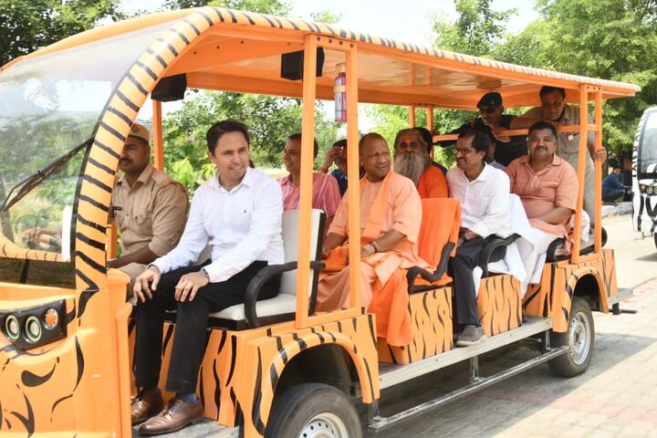 सीएम योगी ने चिड़ियाघर के अस्पताल का भी निरीक्षण किया. इस दौरान उन्होंने वन्यजीवों के रेस्क्यू करने के तरीके और उनके इलाज तथा खानपान के बारे में जानकारी ली. उन्होंने अस्पताल में इलाजरत वन्यजीवों को भी देखा और पूछा कि ये कब तक स्वस्थ हो जाएंगे. 