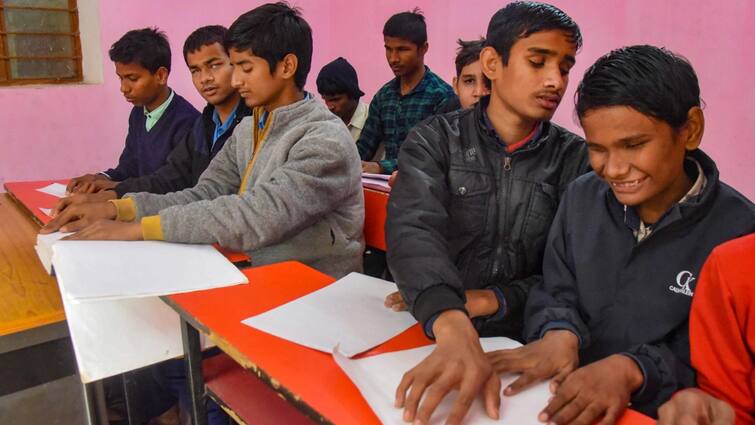 UP Def Students Talk to def students through Samvad application at DSMNRU ann यूपी के इस विश्वविद्यालय में स्टूडेंट्स के लिए खास ऐप हुआ तैयार, अब और आसान हो जाएगी पढ़ाई