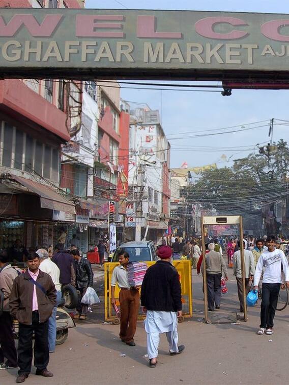 ये है दिल्ली की सबसे पुरानी मार्केट, कपड़े से लेकर इलेक्ट्रॉनिक गैजेट्स तक मिलता है हर समान