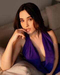 Aditi Budhathoki Pics: ફ્રન્ટ કટ ડ્રેસમાં ટોન્ડ લેગ ફ્લોન્ટ કરતી જોવા મળી અદિતિ