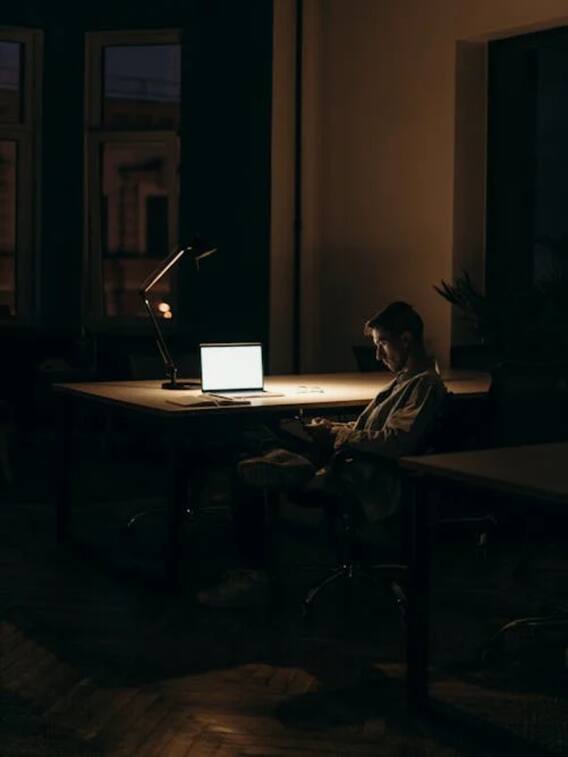 मेटल छुने से इंसान को करंट क्यों लगता है?