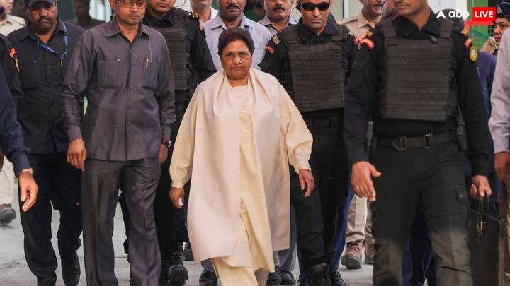 उत्तर प्रदेश की 80 लोकसभा सीटों पर एग्जिट पोल के नतीजे सामने आए हैं. दरअसल, सभी बड़े एग्जिट पोल ने मायावती की बसपा को लेकर हैरान कर देने वाला आंकड़ा जारी किया है. जिसमें इंडिया टुडे-एक्सिस माई इंडिया एग्जिट पोल के नतीजों के मुताबिक, यूपी में बसपा को 1 सीट मिलने की संभावना है.