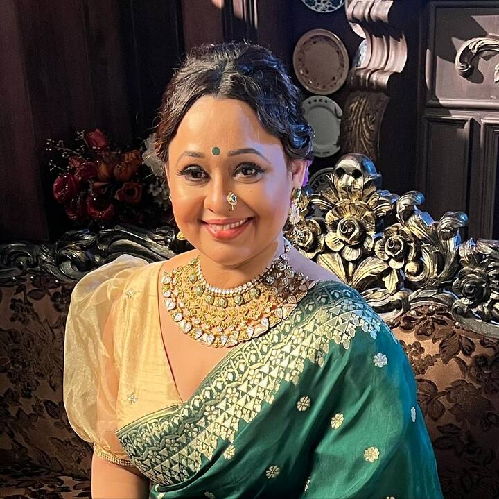 सोनालिका जोशी ने TMKOC में भिड़े की पत्नी माधवी का किरदार निभाया है, जो गोकुलधाम सोसाइटी में अपने अचार और पापड़ बिजनेस के लिए जानी जाती है. बताया गया है कि वह अपने किरदार के लिए प्रति एपिसोड 35,000 रुपये वसूलती हैं.
