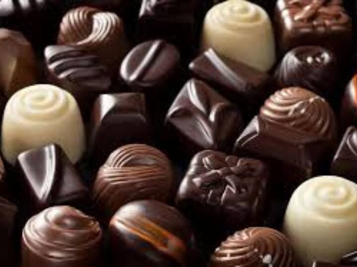 ਚਾਕਲੇਟ: ਚਾਕਲੇਟ ਬੱਚਿਆਂ ਲਈ ਹਾਨੀਕਾਰਕ ਹੋ ਸਕਦੀ ਹੈ। ਇਹ ਉਹਨਾਂ ਦੀ ਨੀਂਦ ਵਿੱਚ ਵਿਘਨ ਪਾ ਸਕਦਾ ਹੈ ਅਤੇ ਉਹਨਾਂ ਨੂੰ ਭਰਿਆ ਮਹਿਸੂਸ ਕਰ ਸਕਦਾ ਹੈ, ਜਿਸ ਕਾਰਨ ਉਹ ਭੋਜਨ ਖਾਣ ਤੋਂ ਇਨਕਾਰ ਕਰਦੇ ਹਨ। ਚਾਕਲੇਟ ਦੇ ਸੇਵਨ ਨਾਲ ਛੋਟੇ ਬੱਚਿਆਂ ਦੇ ਲੀਵਰ 'ਤੇ ਵੀ ਬੁਰਾ ਪ੍ਰਭਾਵ ਪੈਂਦਾ ਹੈ। ਇਸ ਲਈ ਇੱਕ ਸਾਲ ਤੋਂ ਛੋਟੇ ਬੱਚਿਆਂ ਨੂੰ ਚਾਕਲੇਟ ਨਹੀਂ ਦਿੱਤੀ ਜਾਣੀ ਚਾਹੀਦੀ।