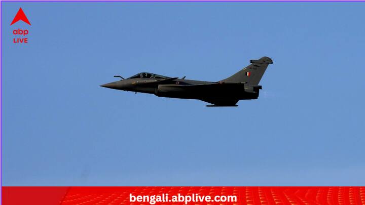 তা ছাড়া যে কোনও স্বীকৃত বিশ্ববিদ্যালয় থেকে যে কোনও বিষয়ে স্নাতক স্তরের ডিগ্রিও থাকা আবশ্যক। তাতে ৬০ শতাংশ নম্বরও পেতে হবে। যাঁদের বিই/বি.টেক ডিগ্রি রয়েছে, তাঁদের ক্ষেত্রেও স্বীকৃত কোনও বিশ্ববিদ্যালয়ে স্নাতকস্তরে ৬০ শতাংশ নম্বর পেতে হবে। এছাড়া আরও কিছু মানদণ্ড থাকছে। ভারতীয় বায়ুসেনার ওয়েবসাইটে গেলে বিশদ জানা যাবে। (ছবি:PTI)