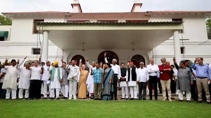 ડીબી લાઈવ (DB Live)ના એક્ઝિટ પોલ મુજબ એનડીએ સત્તામાંથી બહાર થઈ જાય તેવું લાગી રહ્યું છે. વળી, ભારત ગઠબંધન 260-290 બેઠકો સાથે સરકાર બનાવતું જણાય છે. આ એક્ઝિટ પોલમાં અન્યને 28-48 બેઠકો મળવાની ધારણા છે.