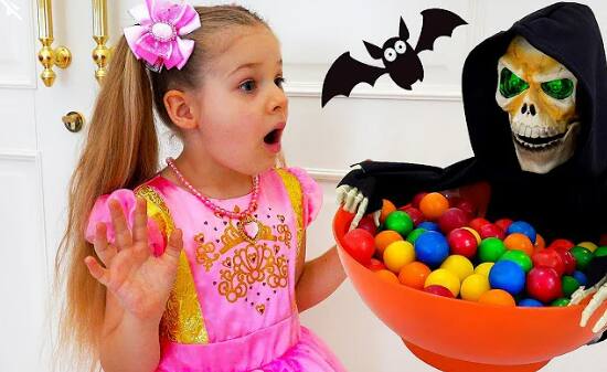 किड्स डायना शो (122 मिलियन) - ये चैनल बच्चों के लिए कंटेंट बनाता है. जोकि काफी फेमस है. इसके यूट्यूब पर 122 मिलियन सब्सक्राइबर है.