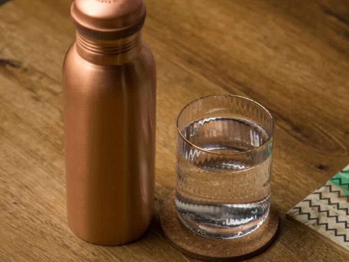 ਲੋਕ ਸਦੀਆਂ ਤੋਂ ਤਾਂਬੇ ਦੀਆਂ ਬੋਤਲਾਂ ਵਿੱਚ ਪਾਣੀ ਪੀਂਦੇ ਆ ਰਹੇ ਹਨ। ਅਜਿਹਾ ਕਰਨ ਨਾਲ ਕਈ ਸਿਹਤ ਲਾਭ ਹੁੰਦੇ ਹਨ