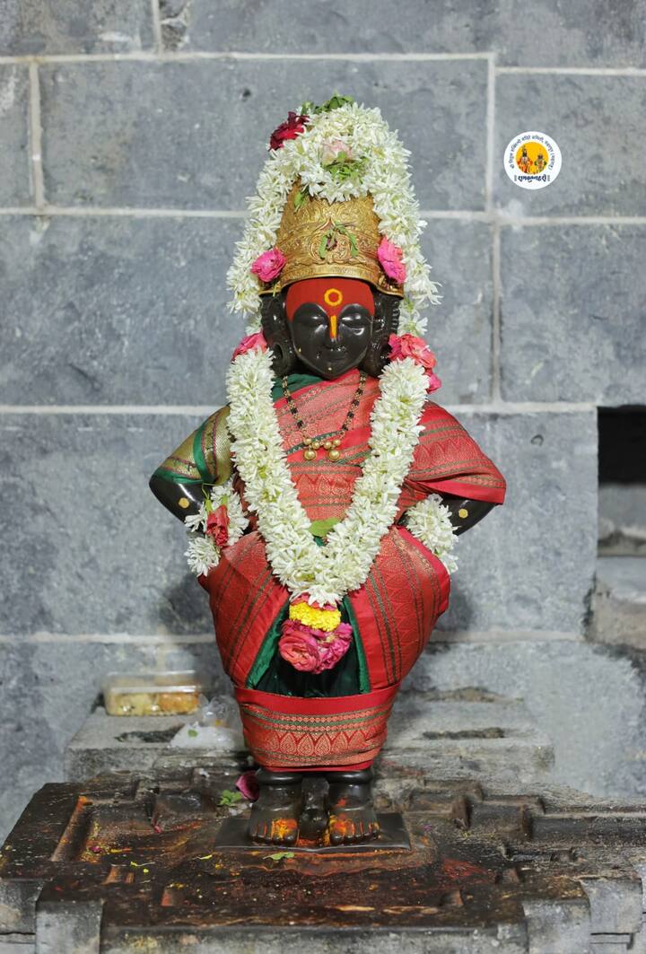 बऱ्याच दिवसांनंतर देवाचं दर्शन झाल्याने भाविकांच्याही चेहऱ्यावर प्रसन्नतेचा भाव होता.