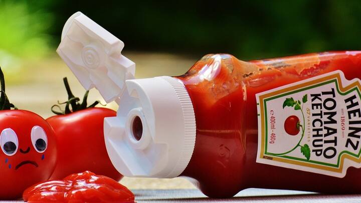 Tomato Ketchup Uses: খাওয়া-রান্নার বাইরেও অন্য ব্যবহার রয়েছে কেচআপের। ছবি: পিক্সাবে।