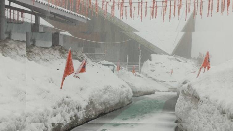 Chamoli News Snowfall in Hemkund Sahib devotees enjoyed this moment ann Hemkund Sahib: हेमकुंड साहिब में बर्फबारी से सुहाना हुआ मौसम, श्रद्धालुओं ने लिया आनंद